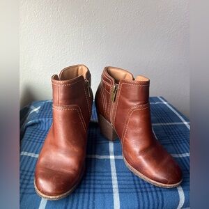 Clark’s Bergen Vibes brown booties w/ buckles and zippers size 7